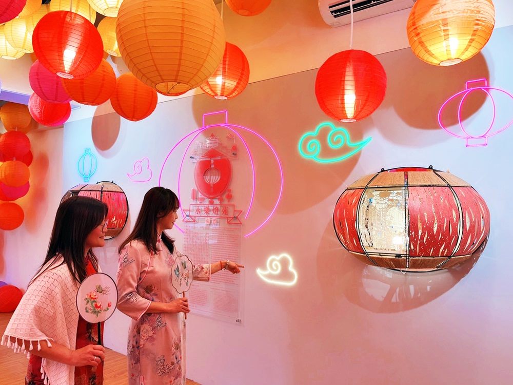 大稻埕遊客中心3樓永樂燈苑展出紙雕藝術家成若涵作品。