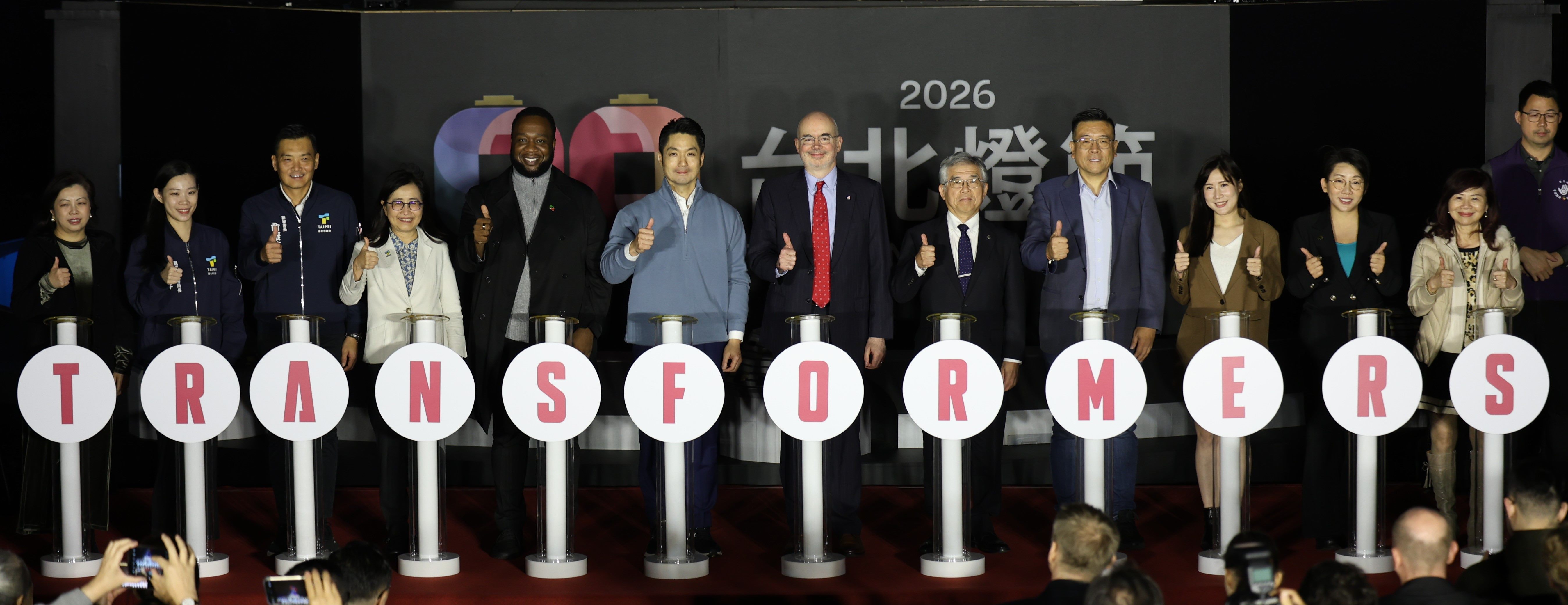 臺北市長蔣萬安與貴賓共同點亮柯博文主燈。