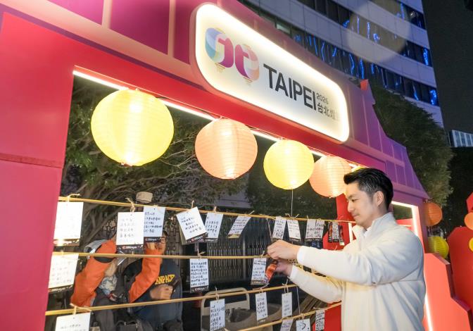 蔣萬安市長到中山堂「金福氣」祈福燈區，在祈福卡寫下「今馬熊讚」祝福