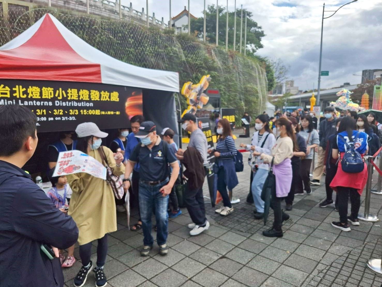 3月1日至3日雙展區限量發送柯博文小提燈。