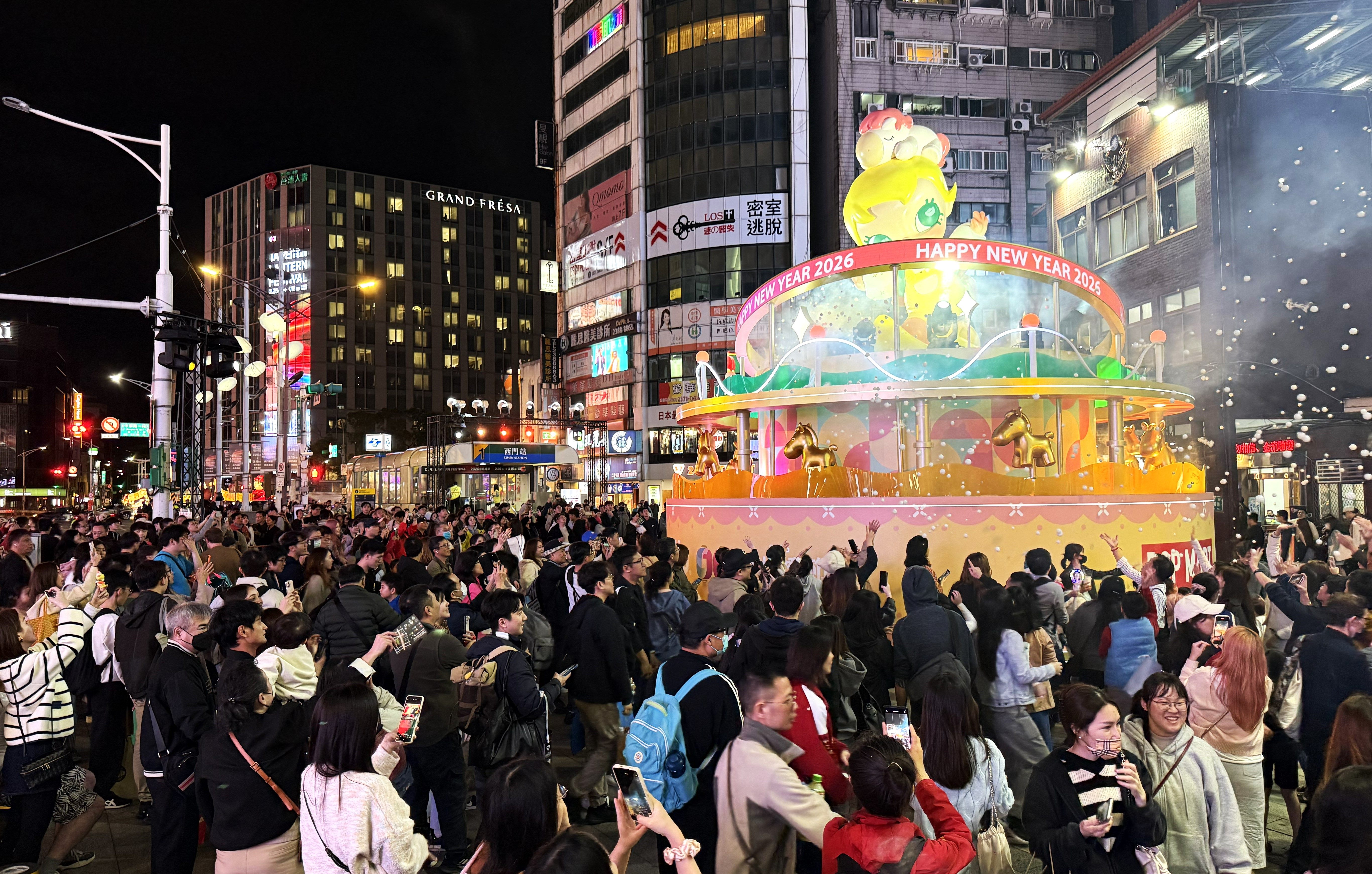 西門展區Baby Molly主燈吸引許多民眾駐足拍照