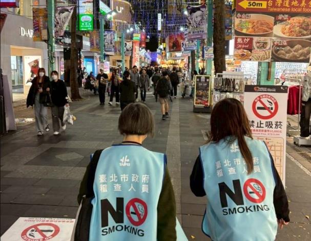 「2026台北燈節」首度實施禁菸措施,並規劃臨時吸菸區,現場可見許多工作人員及市府跨局處同仁協助勸導與稽查,提供民眾更舒適友善的賞燈環境。