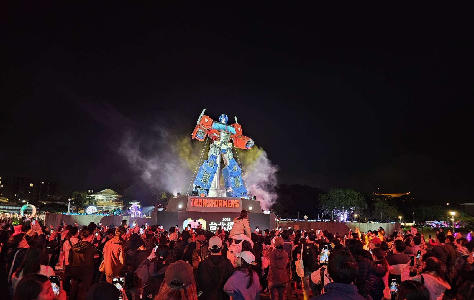 花博展區柯博文主燈在燈光與煙霧效果中搭配專屬音樂震撼登場，吸引大批民眾駐足欣賞。