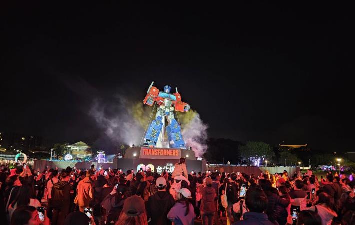 花博展區柯博文主燈在燈光與煙霧效果中搭配專屬音樂震撼登場,吸引大批民眾駐足欣賞。