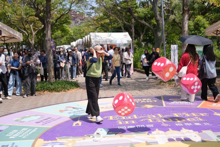 「臺北穆斯林友善城市成果展」設計互動小遊戲,讓民眾更了解臺北市推動穆斯林友善旅遊環境的努力與成果。.JPG