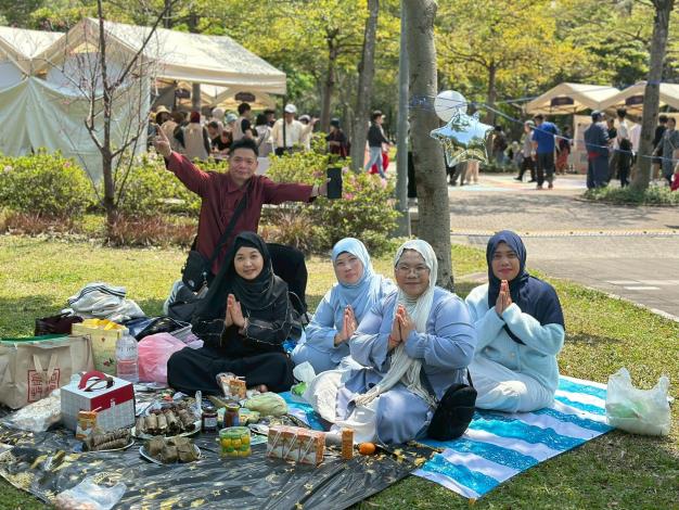 民眾在草地開心野餐享受節慶氛圍。