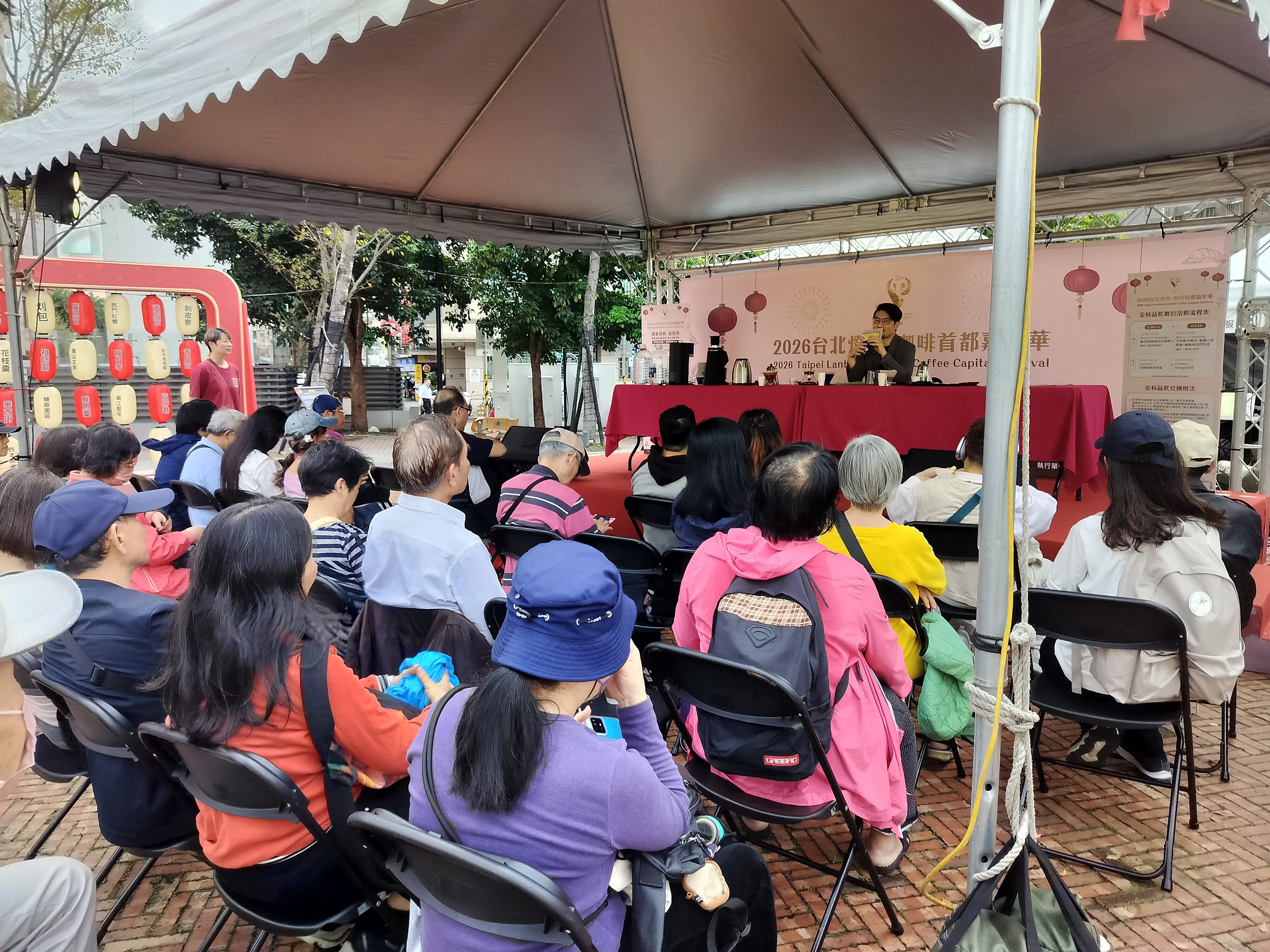 「2026台北燈節・咖啡首都嘉年華」手沖咖啡教學講座反應熱烈。