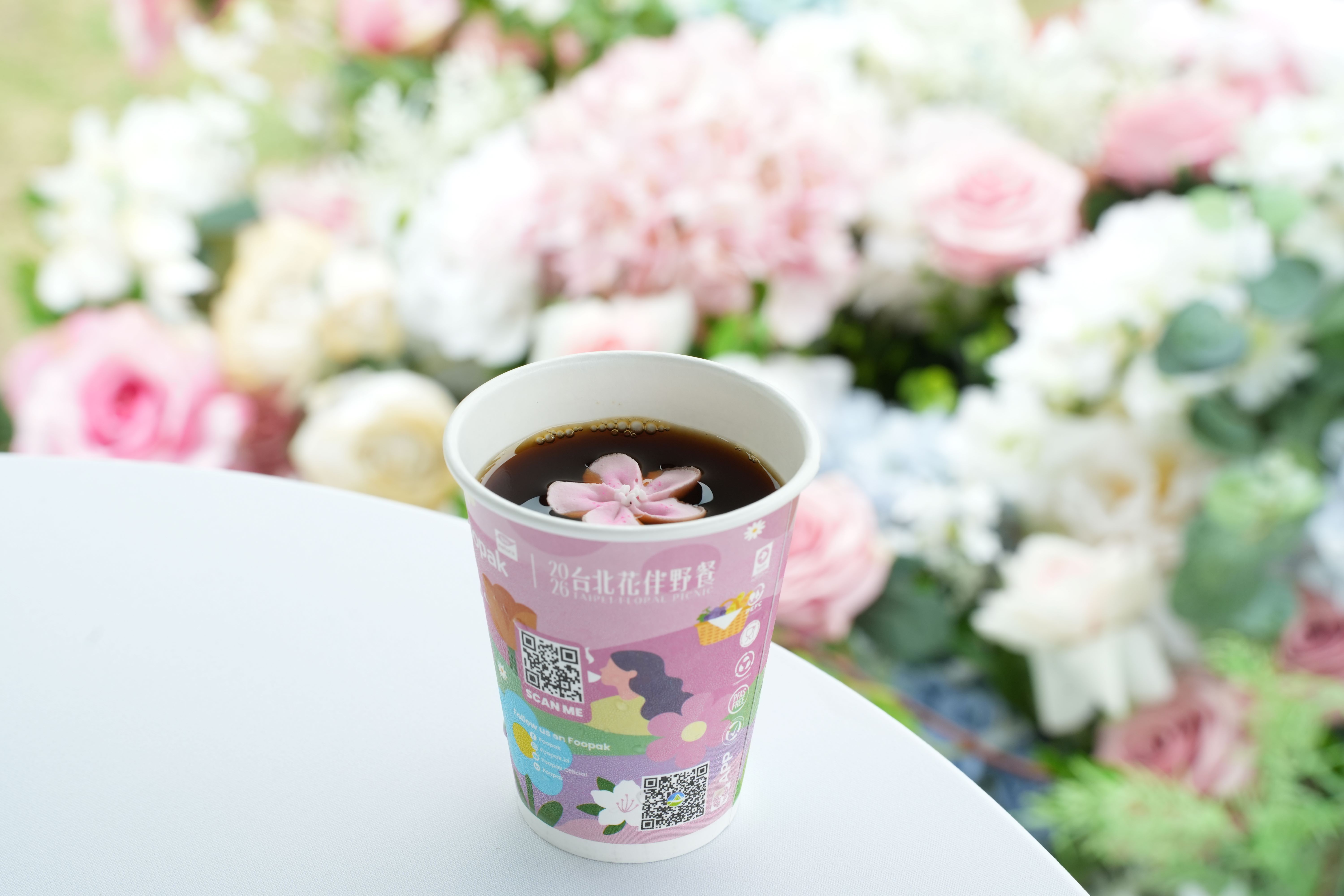 精品咖啡搭配杜鵑花造型糖霜蛋白餅。