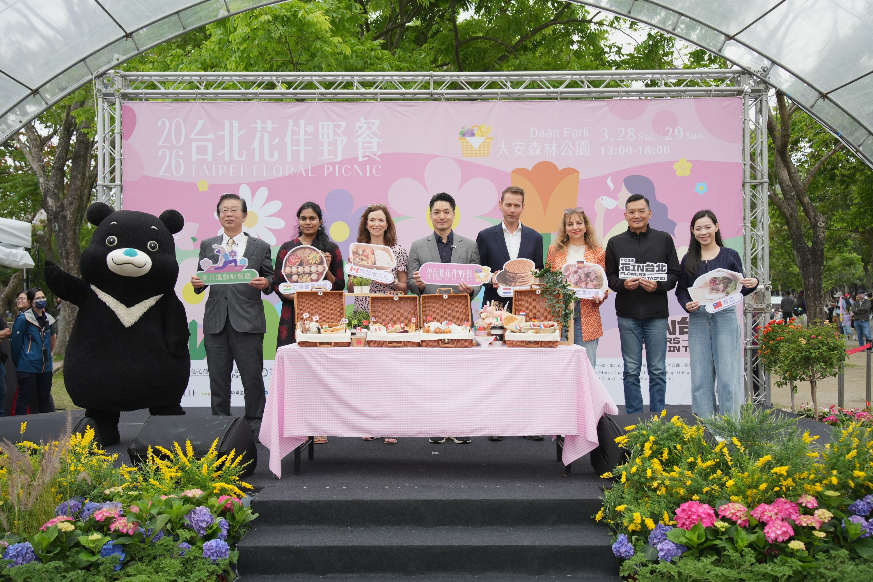 蔣萬安市長與加拿大、荷蘭、印度及德國駐臺代表，共同開箱野餐籃，介紹各國野餐代表美食。