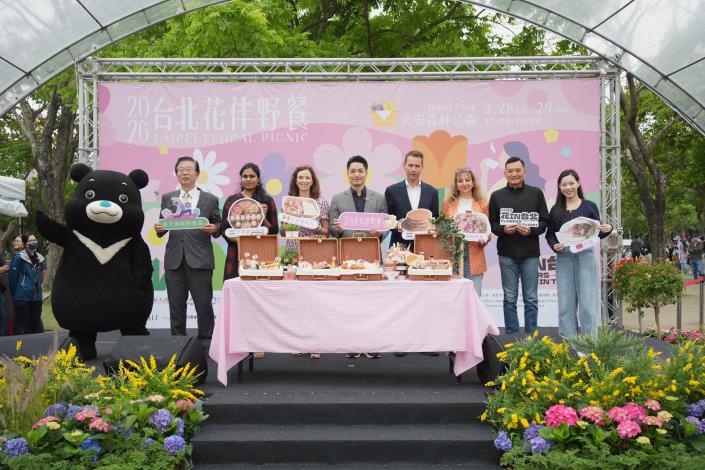 2. 蔣萬安市長與加拿大、荷蘭、印度及德國駐臺代表，共同開箱野餐籃，介紹各國野餐代表美食。.JPG