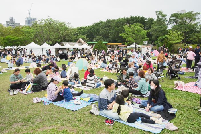 7. 花伴野餐人潮滿滿、熱鬧非凡，為春日花海交織最美的城市風景。.JPG