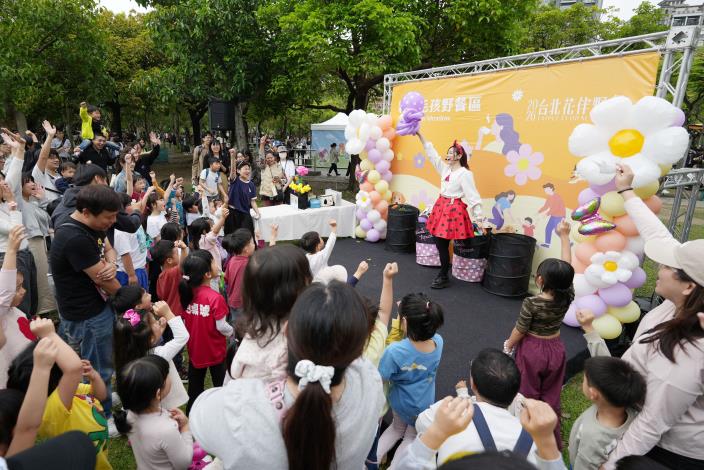 6.現場大小朋友參與氣球互動表演，共享親子歡樂時光。.JPG