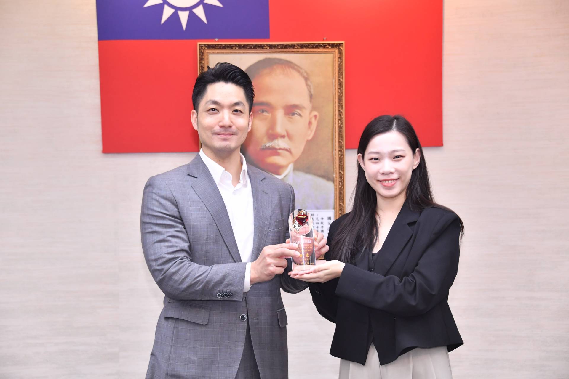 觀傳局余祥局長向蔣萬安市長獻獎