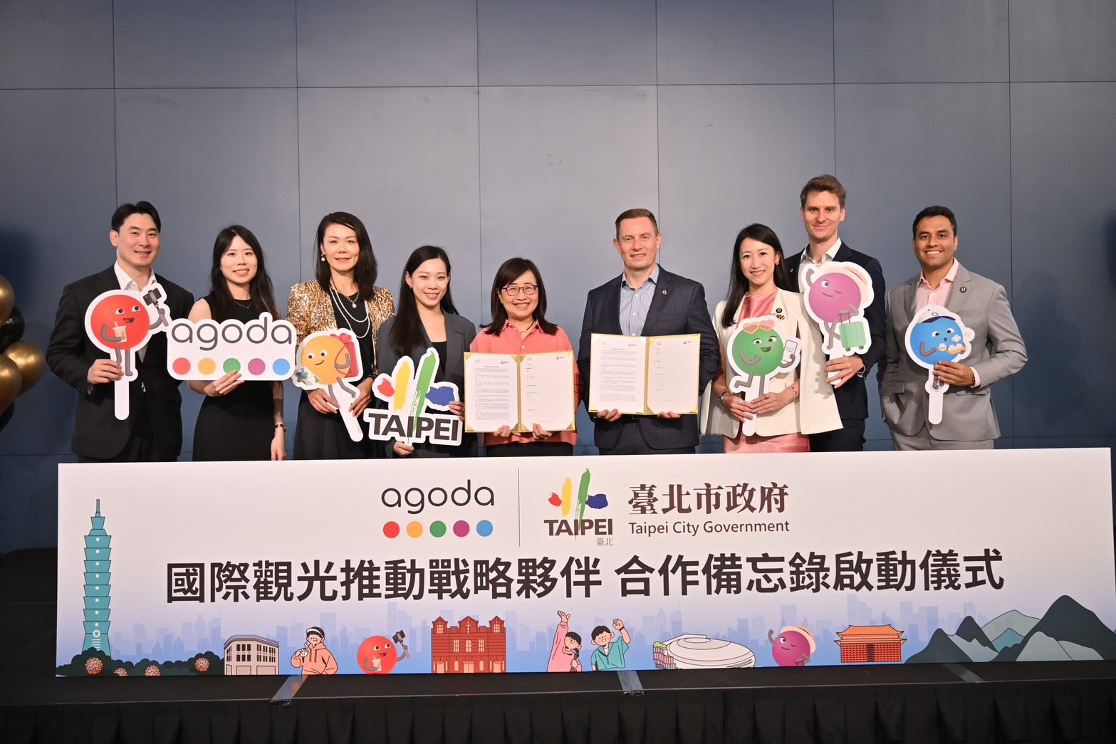 臺北市副市長林奕華、觀光傳播局余祥局長、 Agoda 全球資深副總裁 Andrew Smith與Agoda團隊合影