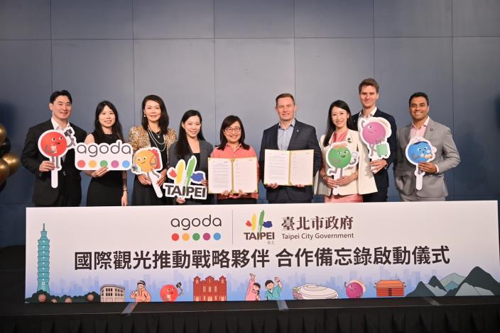 臺北市副市長林奕華、觀光傳播局余祥局長、 Agoda 全球資深副總裁 Andrew Smith與Agoda團隊合影