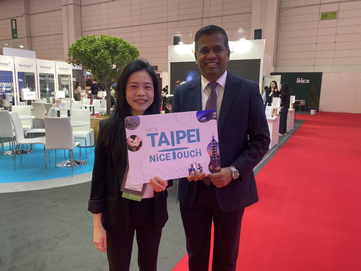 ICCA CEO Dr.Senthil Gopinath （右）親臨IMEX會展恭賀臺北市再創亞太佳績，臺北市觀傳局股長簡皓妤（左）代表北市府感謝ICCA肯定