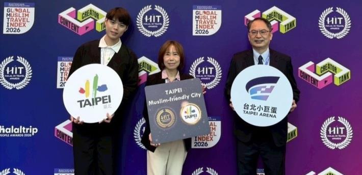 觀傳局率台北小巨蛋代表赴新加坡領獎，彰顯臺北市推動穆斯林友善環境之成果。（中：觀傳局洪怡君科