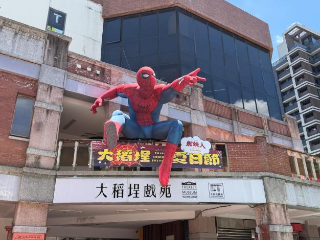 最友善鄰里的蜘蛛人現身永樂廣場，以飛躍姿態穿梭街區，吸引旅客目光