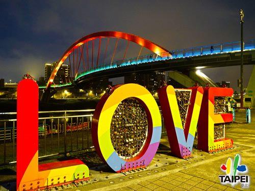 Taipei City Rainbow Bridge Night...