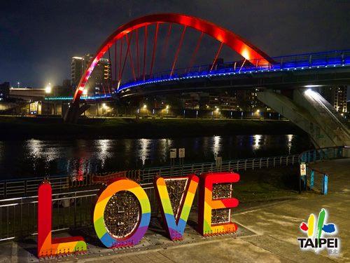 LOVE night view of Rainbow Bridg...