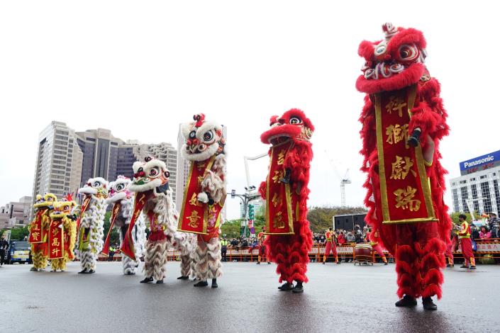 台灣燈會在台北踩街遊行_市政大樓西大門