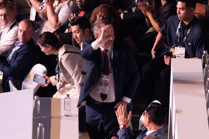 嘉賓揮手致意，現場觀眾與其他嘉賓熱烈回應