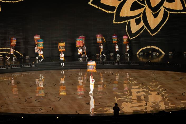 文化節目一歡聚島嶼-呂柏達娘傘團熱情演出