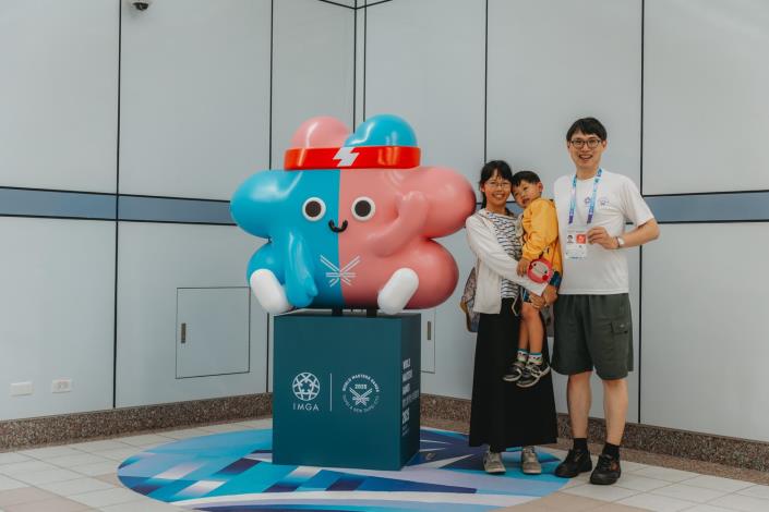 壯寶成為人氣焦點，吸引選手與家屬合影留念01