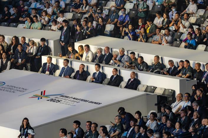 嘉賓專注欣賞舞台演出，沉浸在音樂與燈光中