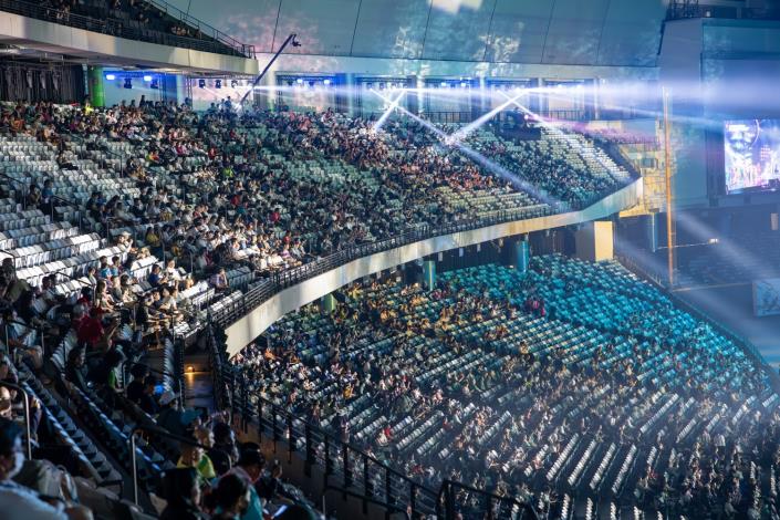 繽紛燈光照亮觀眾席，現場氣氛隨節奏起伏，觀眾與表演渾然一體