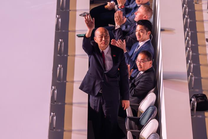 立法院院長韓國瑜揮手致意，現場觀眾與嘉賓熱烈回應