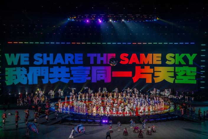 文化節目一歡聚島嶼-ABAO阿爆 feat.那屋瓦少女隊·表演團隊｜伊甸基金會輪椅舞團 、呂柏達娘傘團、林靖嵐聽障舞蹈團 、 新北市私立莊敬高級工業家事職業學校、傳源文化藝術團 、臺北市立大學舞蹈系 、臺灣特技團等02_