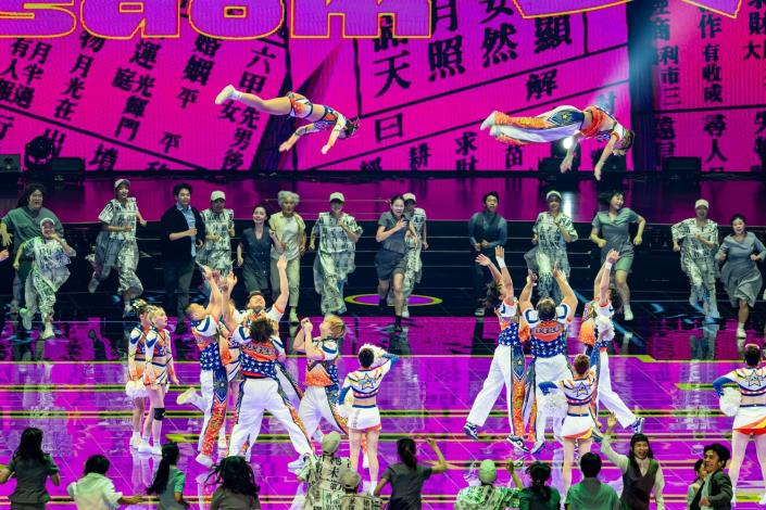 世新大學啦啦隊展現精采的團隊合作，完美做出高超動作