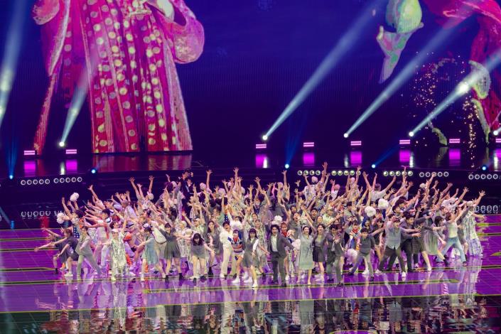 臺藝大戲劇系舞蹈系於世壯運帶來的表演貼緊主題-熱血臺北，讓現場氣氛沸騰。02