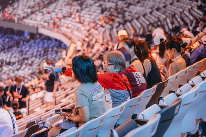 台下民眾興奮交談，熱烈分享對開幕節目的觀感與感動