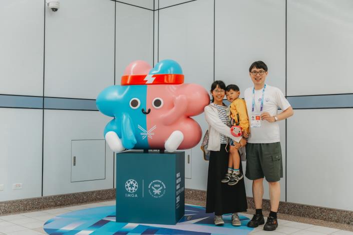 壯寶成為人氣焦點，吸引選手與家屬合影留念