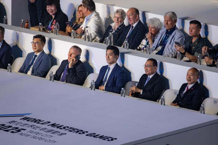 嘉賓專注欣賞舞台演出，沉浸在音樂與燈光中01