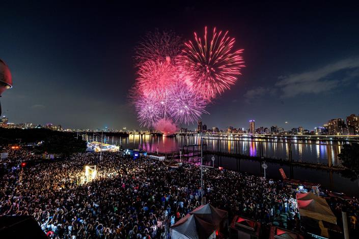 2025大稻埕夏日節300秒煙火萬紫埕紅10