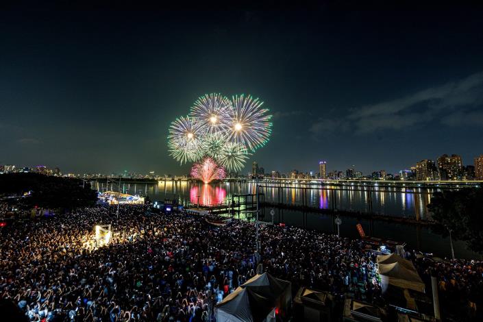 2025大稻埕夏日節300秒煙火萬紫埕紅06