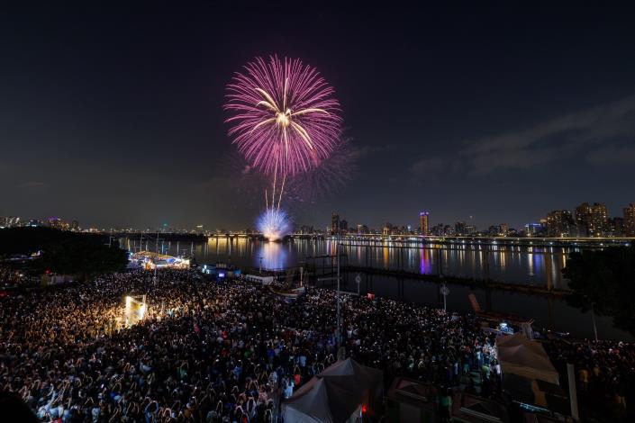 2025大稻埕夏日節300秒煙火萬紫埕紅08