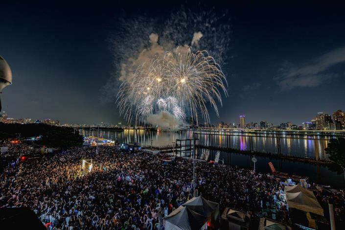 2025大稻埕夏日節300秒煙火萬紫埕紅11