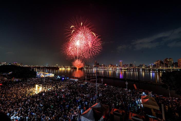 2025大稻埕夏日節300秒煙火萬紫埕紅09