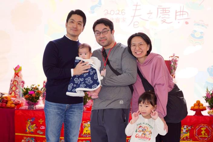 蔣萬安出席2026臺北客家春慶新丁新枝祈福活動與民眾合影3