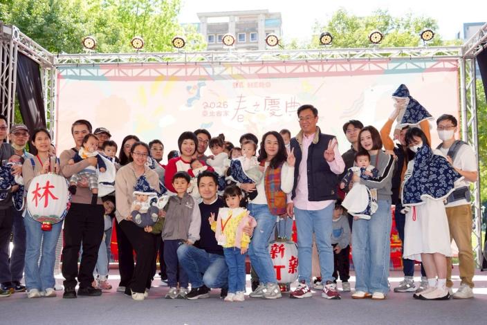 蔣萬安出席2026臺北客家春慶新丁新枝祈福活動與民眾合影2