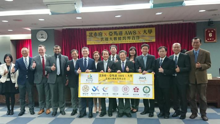 北市府攜手亞馬遜 AWS與7所大學今(6)日共同啟動大數據跨界合作記者會。圖左至右：臺北市政府資訊局陳慧敏主任秘書、亞馬遜 AWS Ahim Kho(Head of Ecosystems Partner, Hong Kong and Taiwan)、亞馬遜 AWS Jed Sundwall(Global Lead Open Data, AWS)、亞馬遜 AWS Dean Samuels(Head of S.JPG