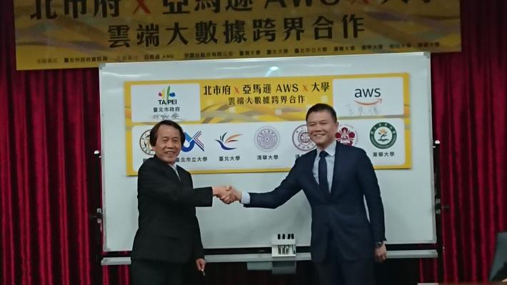 臺北市林欽榮副市長(左)與亞馬遜 AWS王定愷Managing Director, Hong Kong and Taiwan出席合作啟動記者會。.JPG