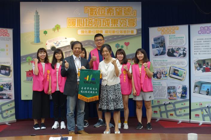 資訊局李維斌局長頒贈「暖心配送數位力」錦旗，感謝臺北商業大學資訊志工的服務。.JPG