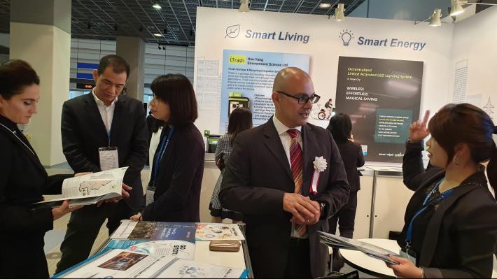 參展人員前來臺北市政府「Smart Taipei與GO SMART」攤位諮詢相關智慧城市推動案例。