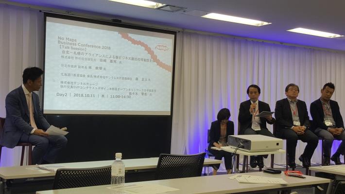 林欽榮副市長與NRI田崎嘉邦部長(左1)、北海道IT推進協會會長森正人(右2)及數字車庫部長佐佐木智也(右1)等人進行座談討論臺北札幌間創造新商業的可能性。