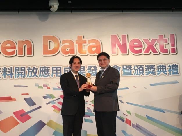 臺北市政府榮獲全國政府「資料開放應用獎」第一名，由行政院長賴清德(圖左)頒獎給資訊局，並由高副局長永煌代表受獎(圖右)